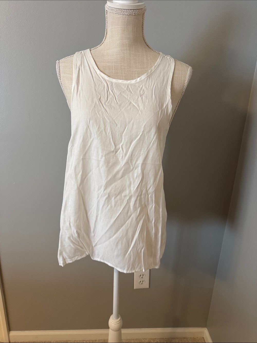 SHEIN White Scoop Neck Tank Top
